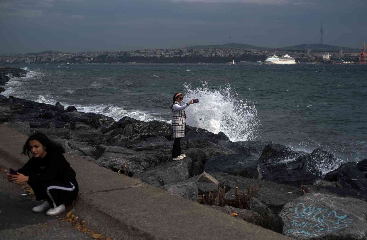 İstanbul’da şiddetli lodos etkili oluyor