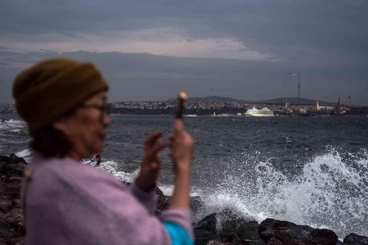 İstanbul’da şiddetli lodos etkili oluyor