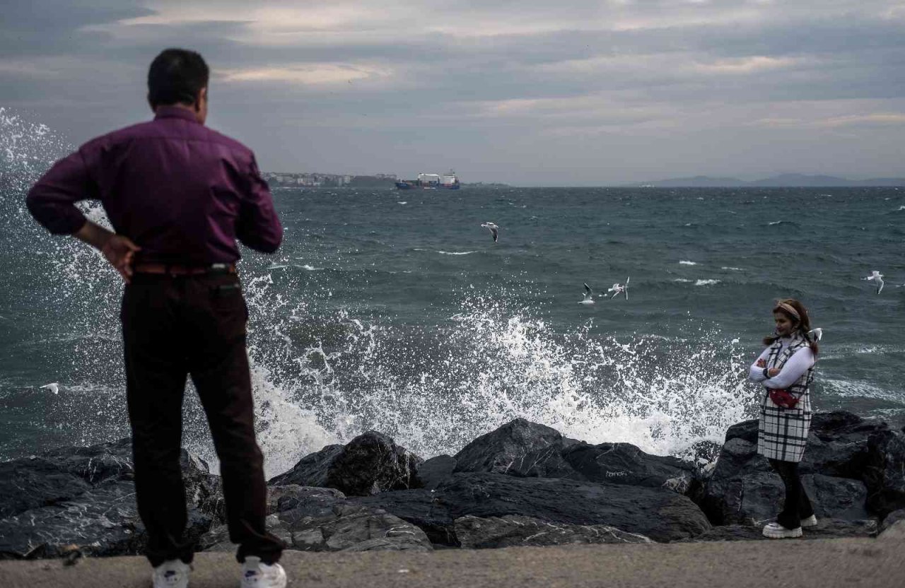 İstanbul’da şiddetli lodos etkili oluyor