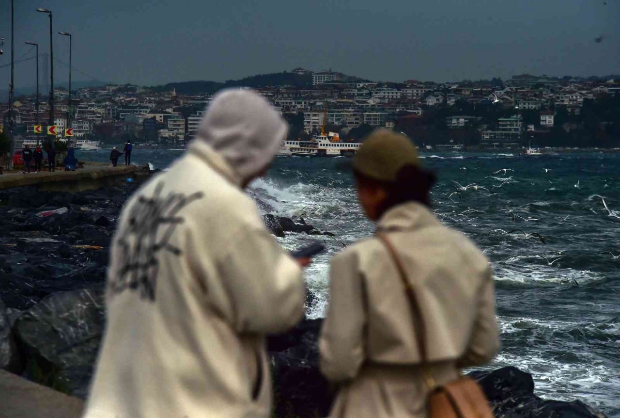 İstanbul’da şiddetli lodos etkili oluyor