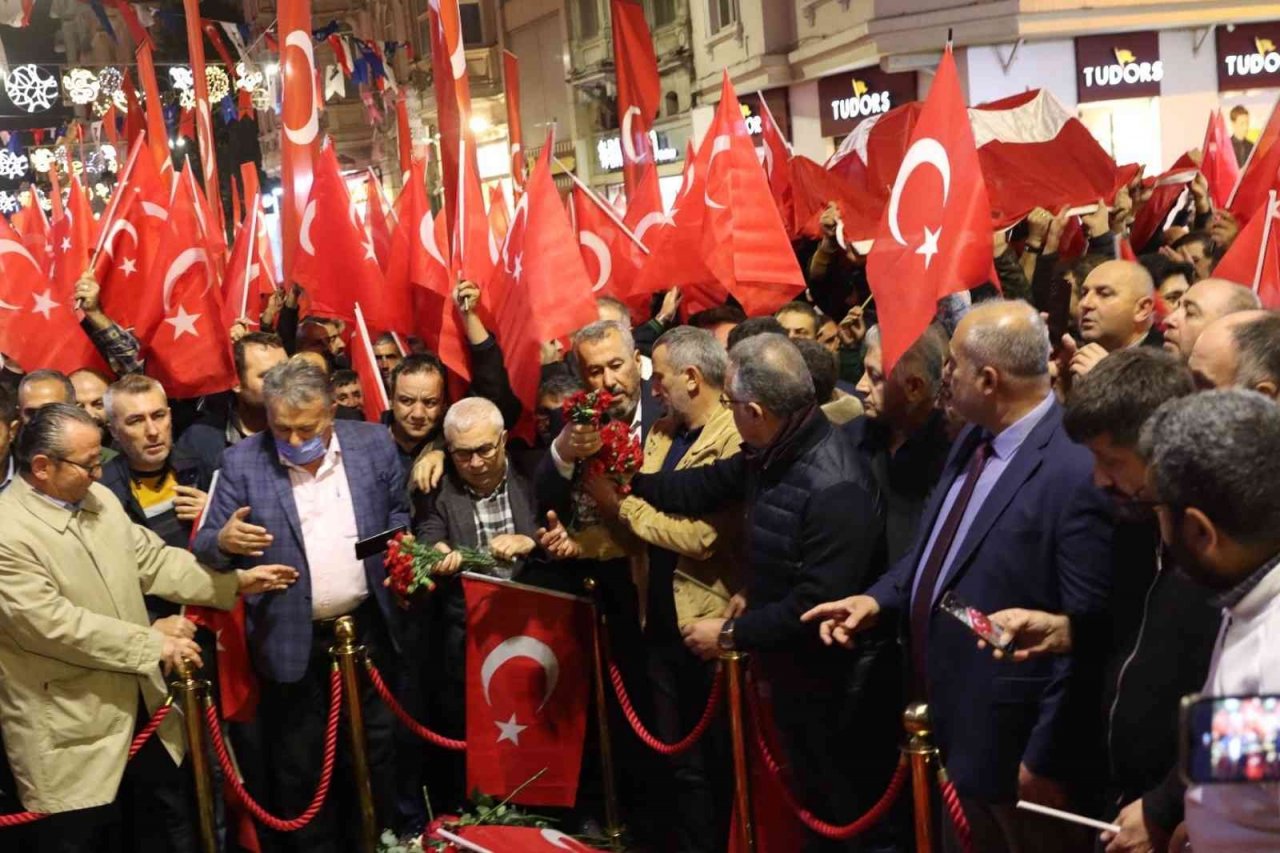Taksiciler İstiklal Caddesi’nde bombalı saldırıyı kınamak için karanfil bıraktı