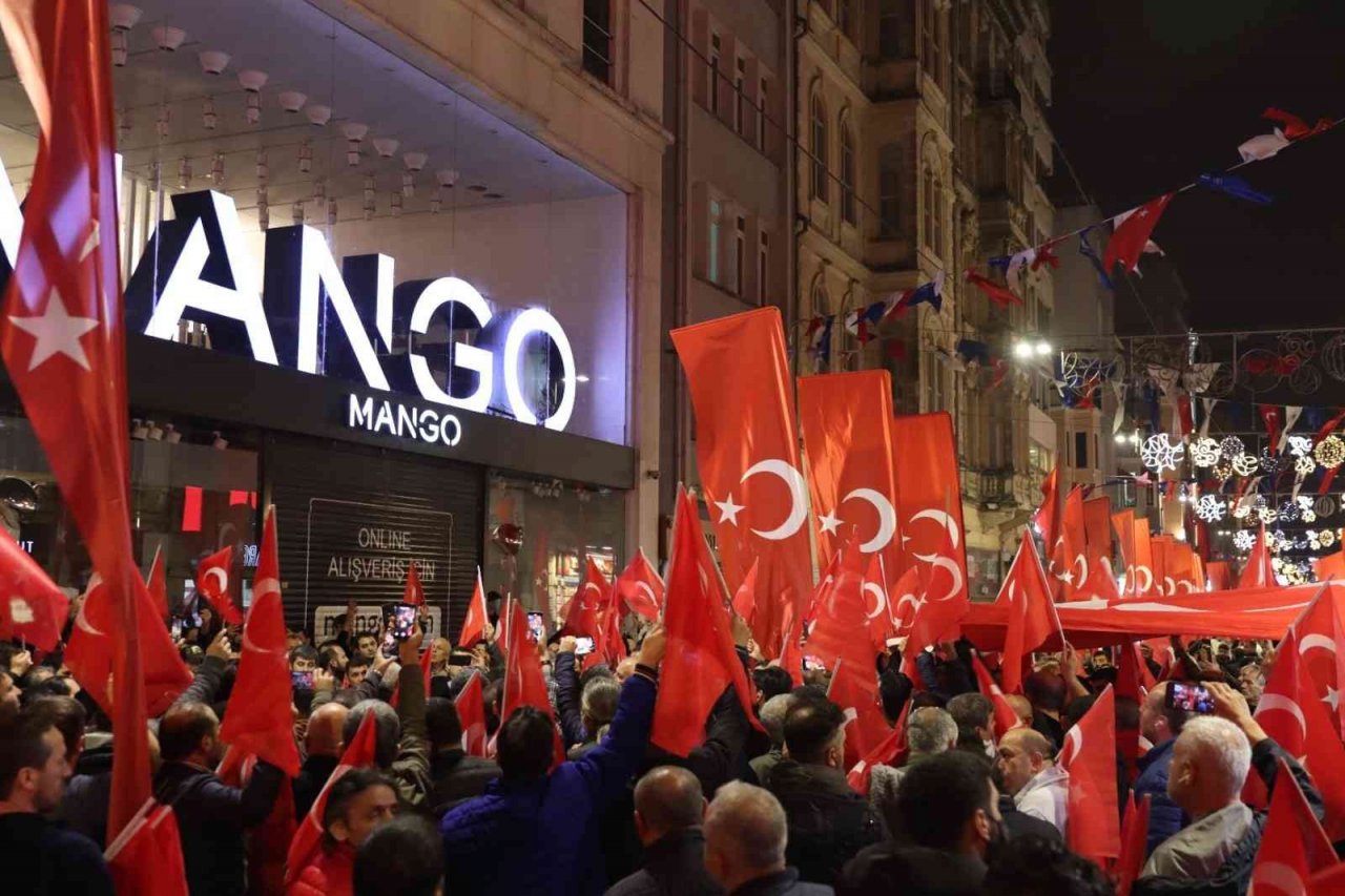 Taksiciler İstiklal Caddesi’nde bombalı saldırıyı kınamak için karanfil bıraktı