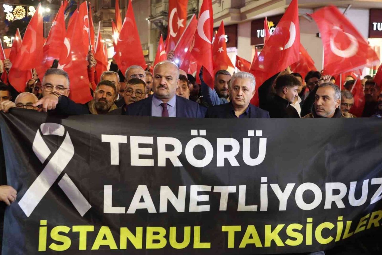 Taksiciler İstiklal Caddesi’nde bombalı saldırıyı kınamak için karanfil bıraktı