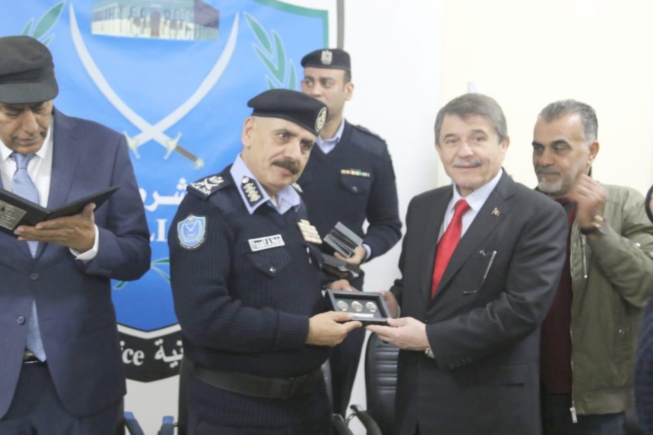 AK Parti’li Tanrıverdi’ye Filistin’den plaket