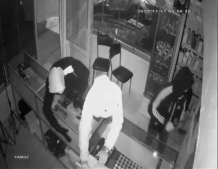 Teknik servise giren hırsızlar umduğunu bulamayınca geldikleri gibi geri gitti