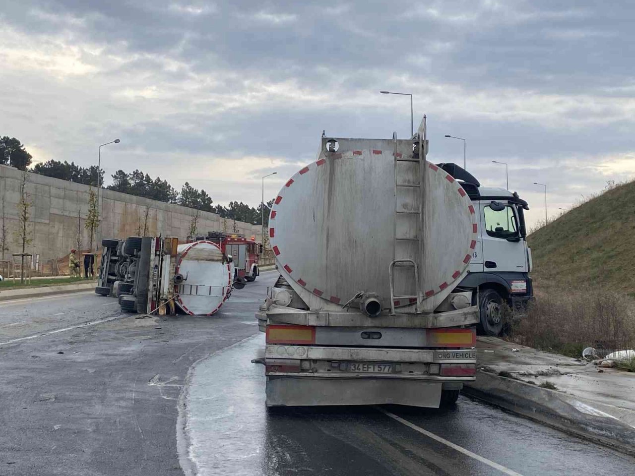 Tuzla’da atık su tankeri devrildi, yol trafiğe kapandı