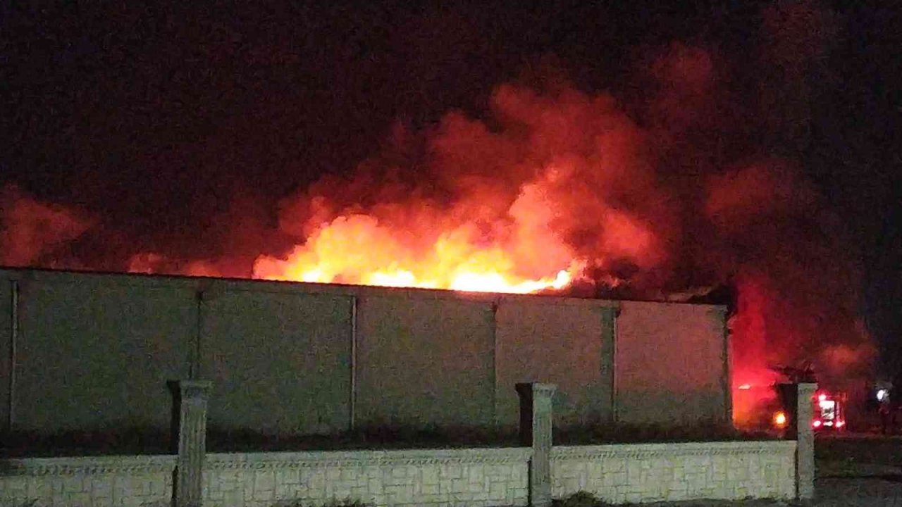 Uşak’ta depo yangını: Çok sayıda itfaiye ekibi müdahale ediyor