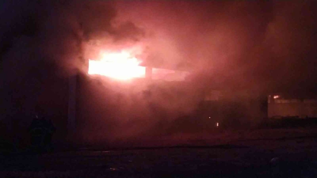 Uşak’ta depo yangını: Çok sayıda itfaiye ekibi müdahale ediyor