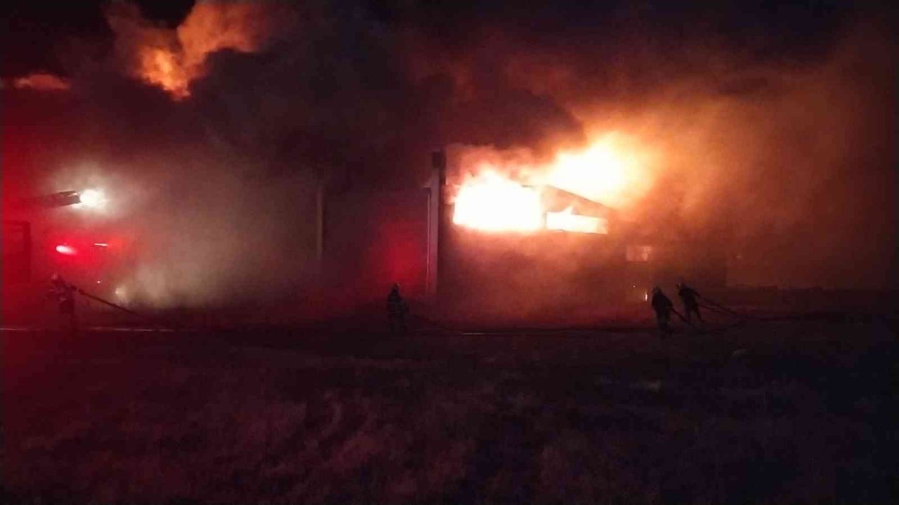 Uşak’ta depo yangını: Çok sayıda itfaiye ekibi müdahale ediyor