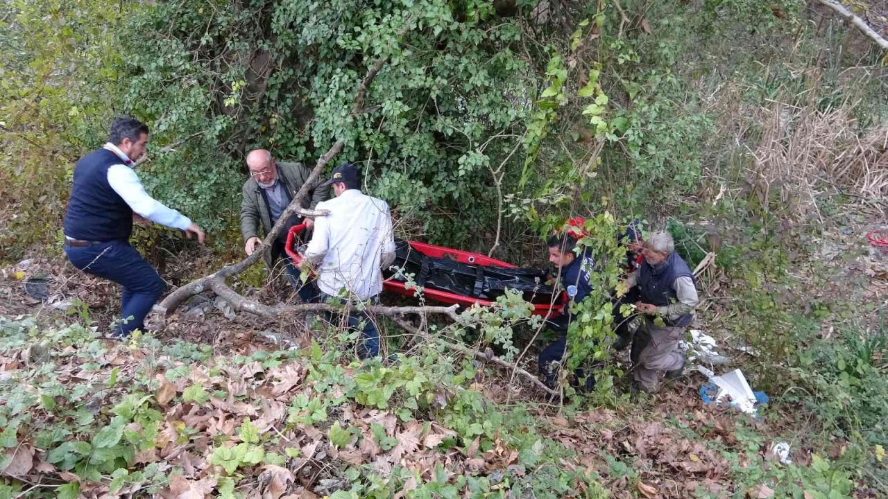 Bursa’da kontrolden çıkan otomobil 15 metre yükseklikten dereye uçtu : 1 ölü 1 yaralı