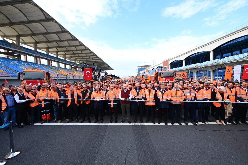 Yurt genelinde karla mücadelede 13 bin 52 personel, 11 bin 490 makine ve ekipman ile hizmet verilecek