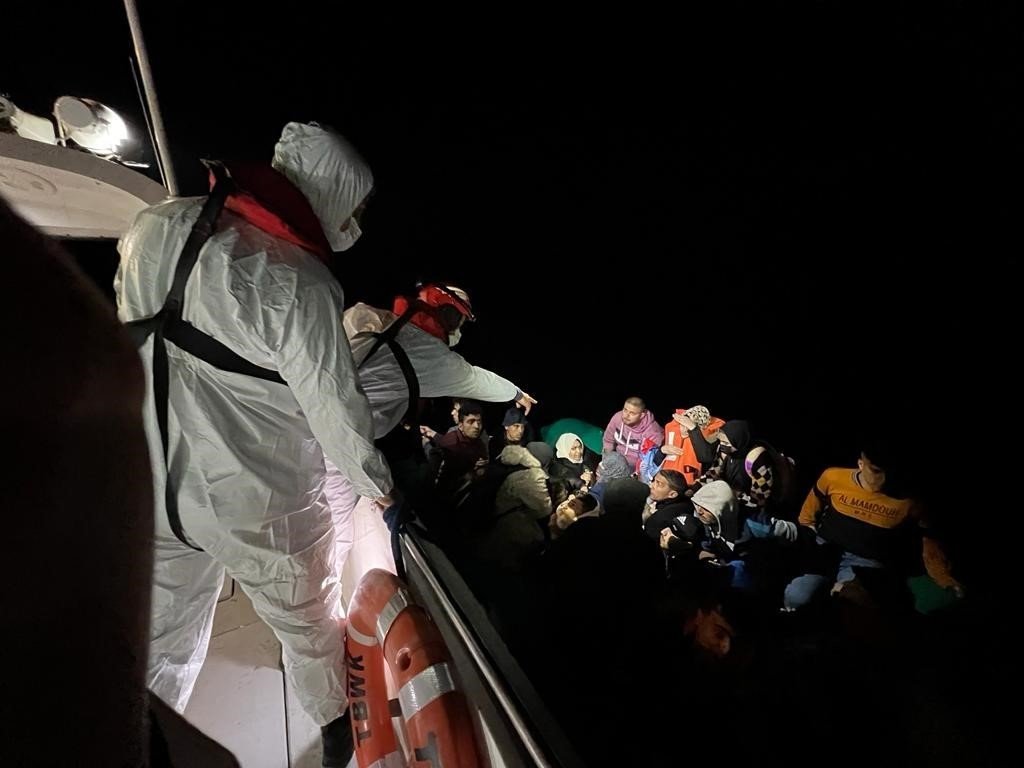 61 düzensiz göçmen yakalandı, 6’sı kurtarıldı