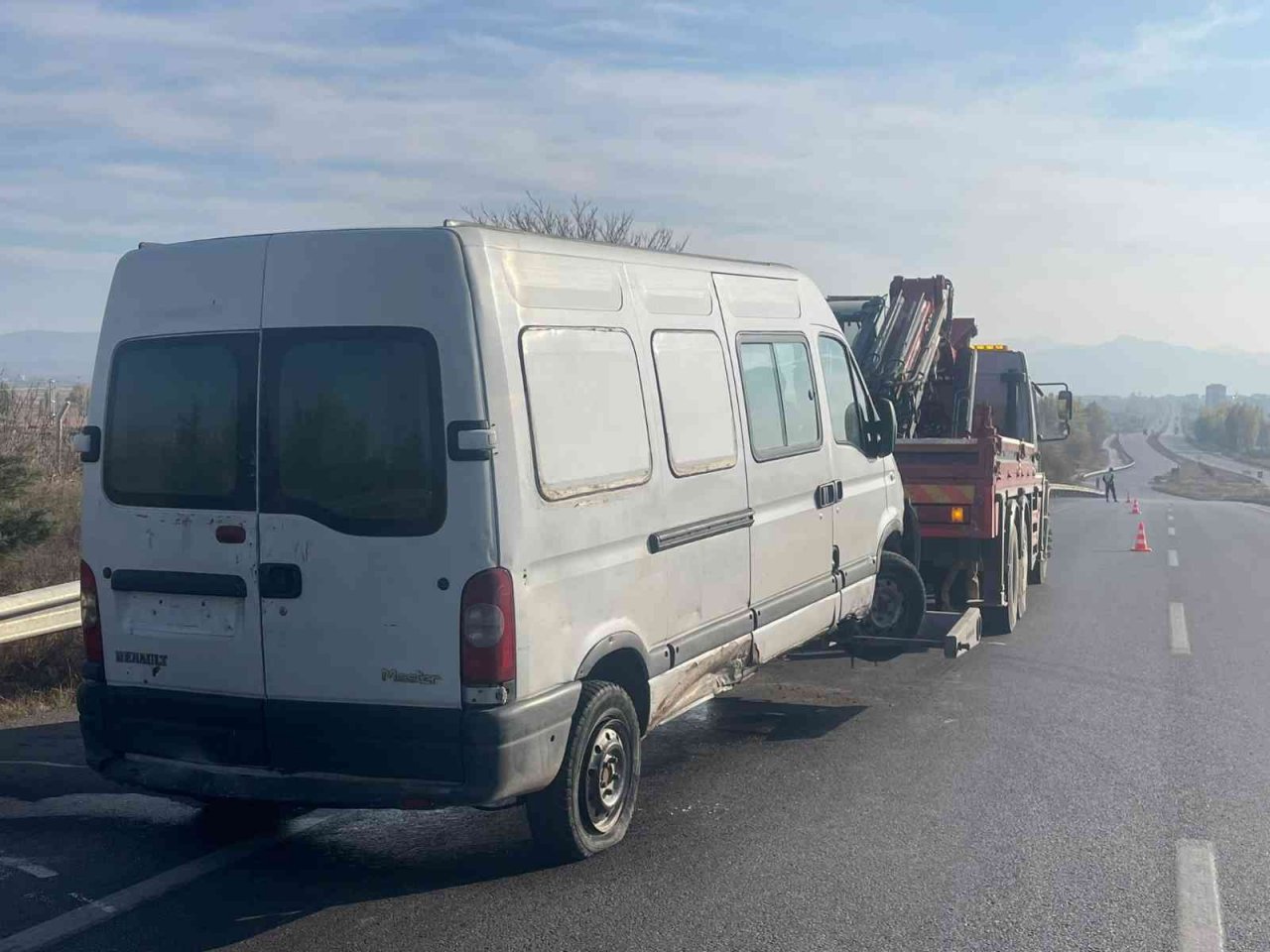 Kontrolden çıkan minibüs bariyerde askıda kaldı
