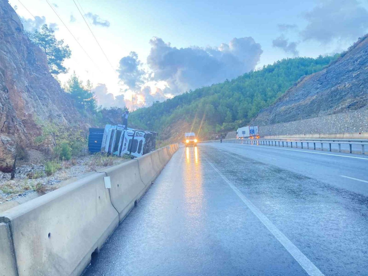 Bariyere çarpan tır şarampole devrildi: 1 yaralı
