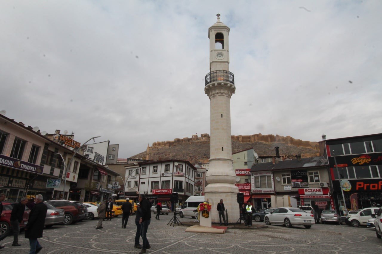 Kentin simgesi Tarihi Bayburt Saat Kulesi’nin restorasyonu tamamlanarak dualarla açılışı yapıldı