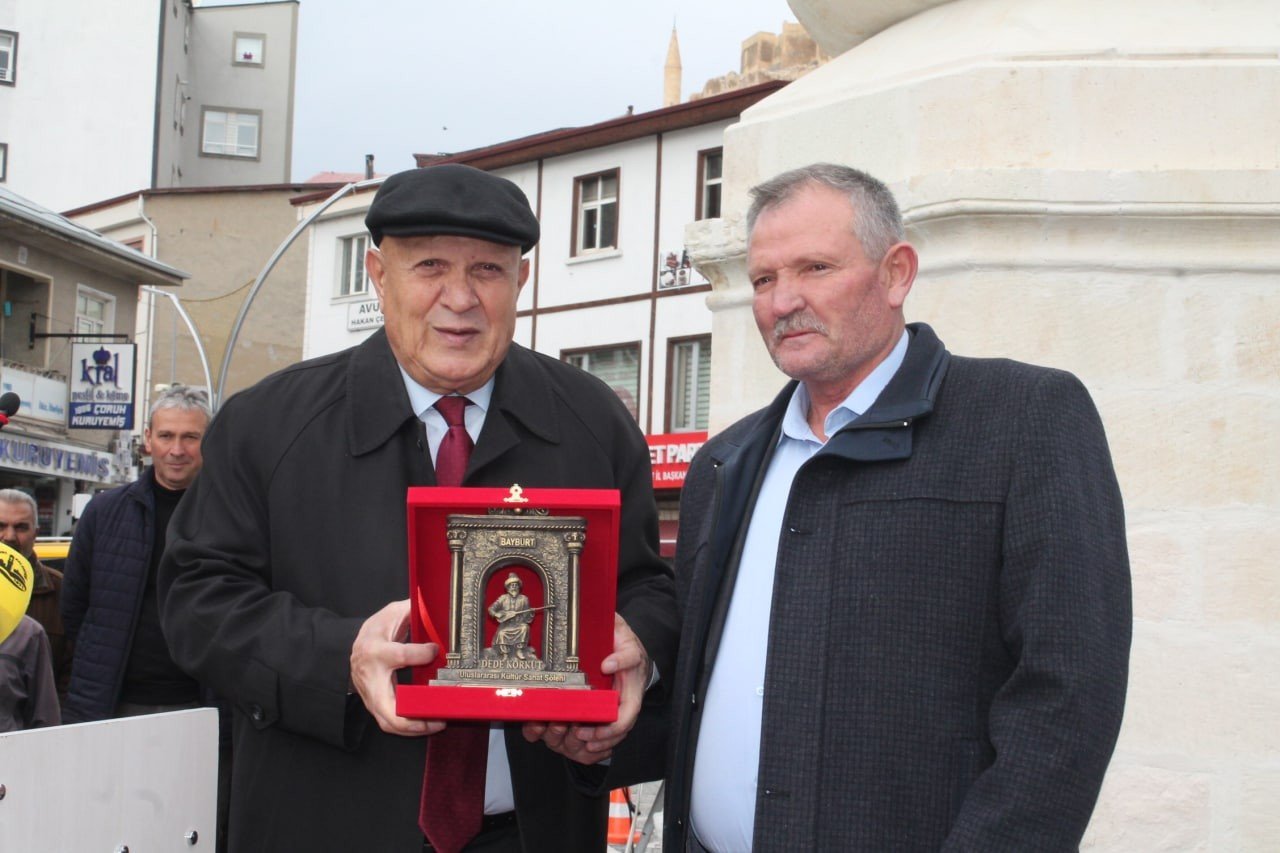 Kentin simgesi Tarihi Bayburt Saat Kulesi’nin restorasyonu tamamlanarak dualarla açılışı yapıldı