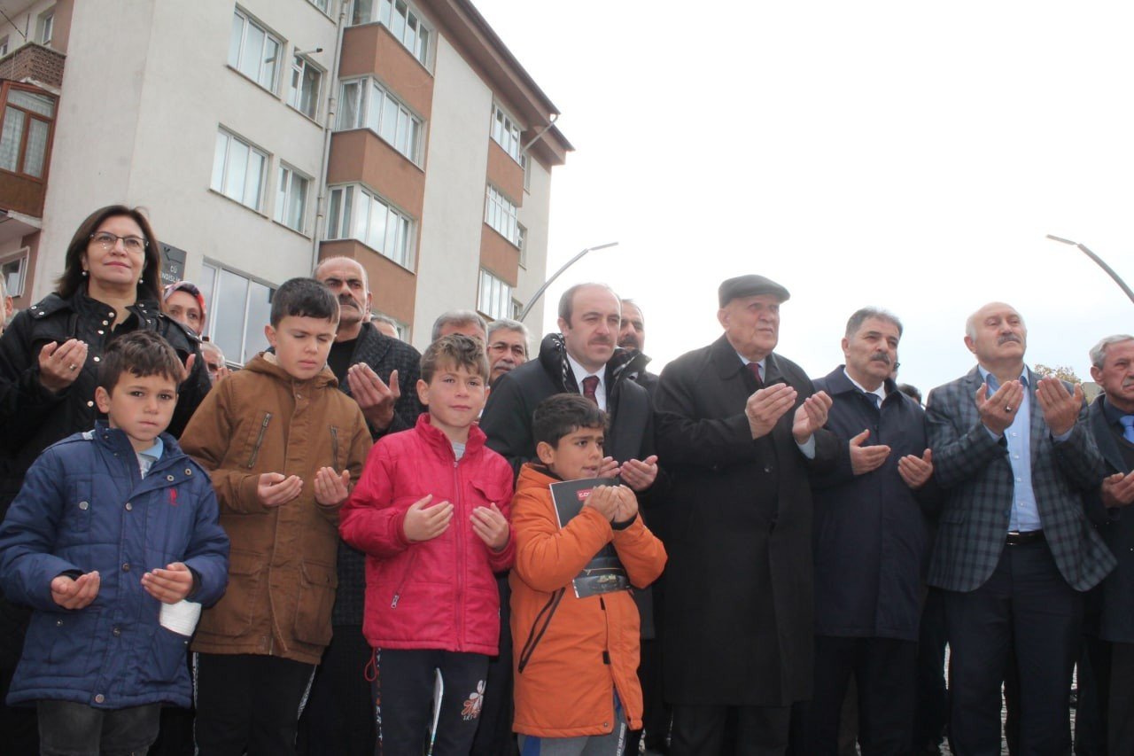 Kentin simgesi Tarihi Bayburt Saat Kulesi’nin restorasyonu tamamlanarak dualarla açılışı yapıldı