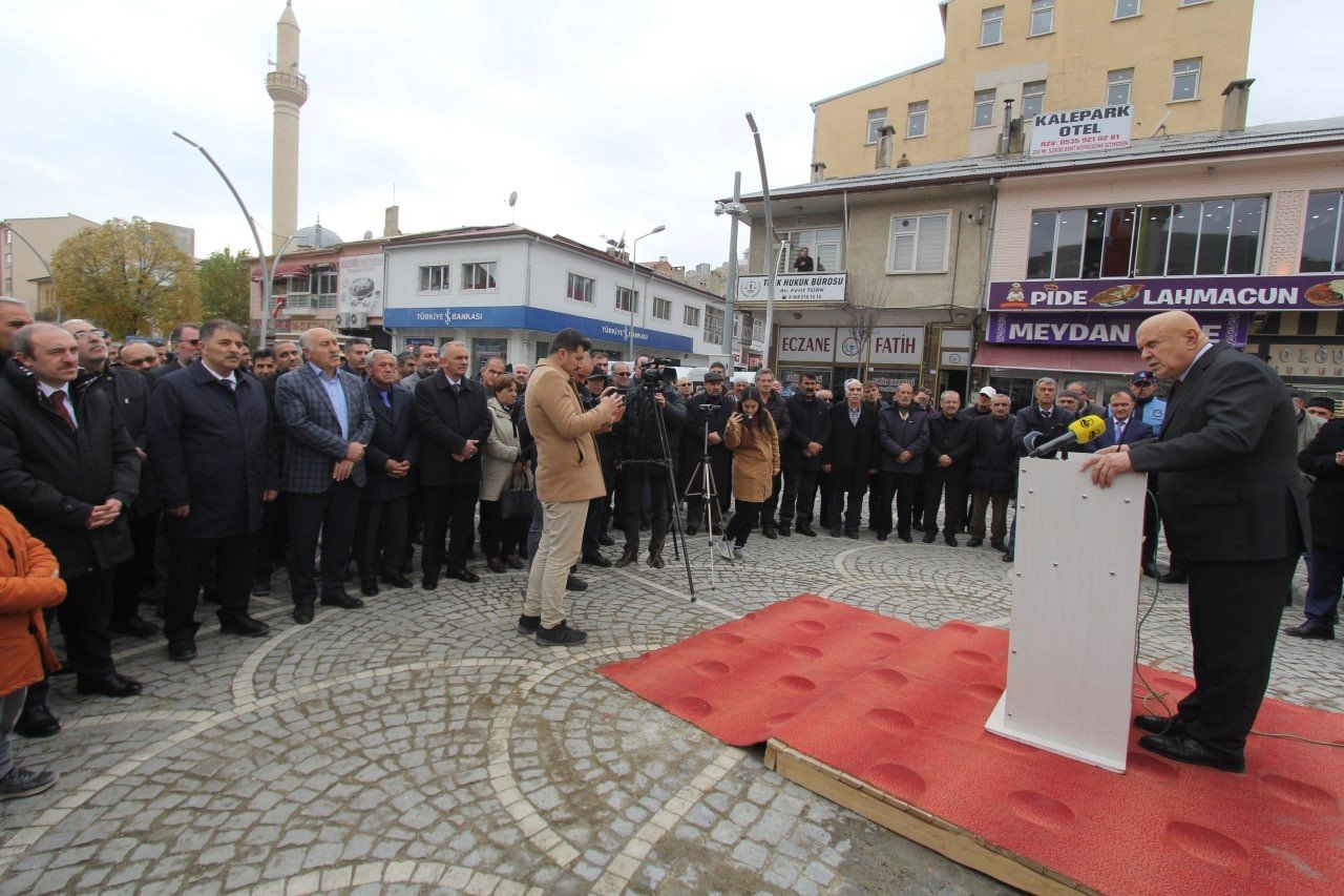 Kentin simgesi Tarihi Bayburt Saat Kulesi’nin restorasyonu tamamlanarak dualarla açılışı yapıldı