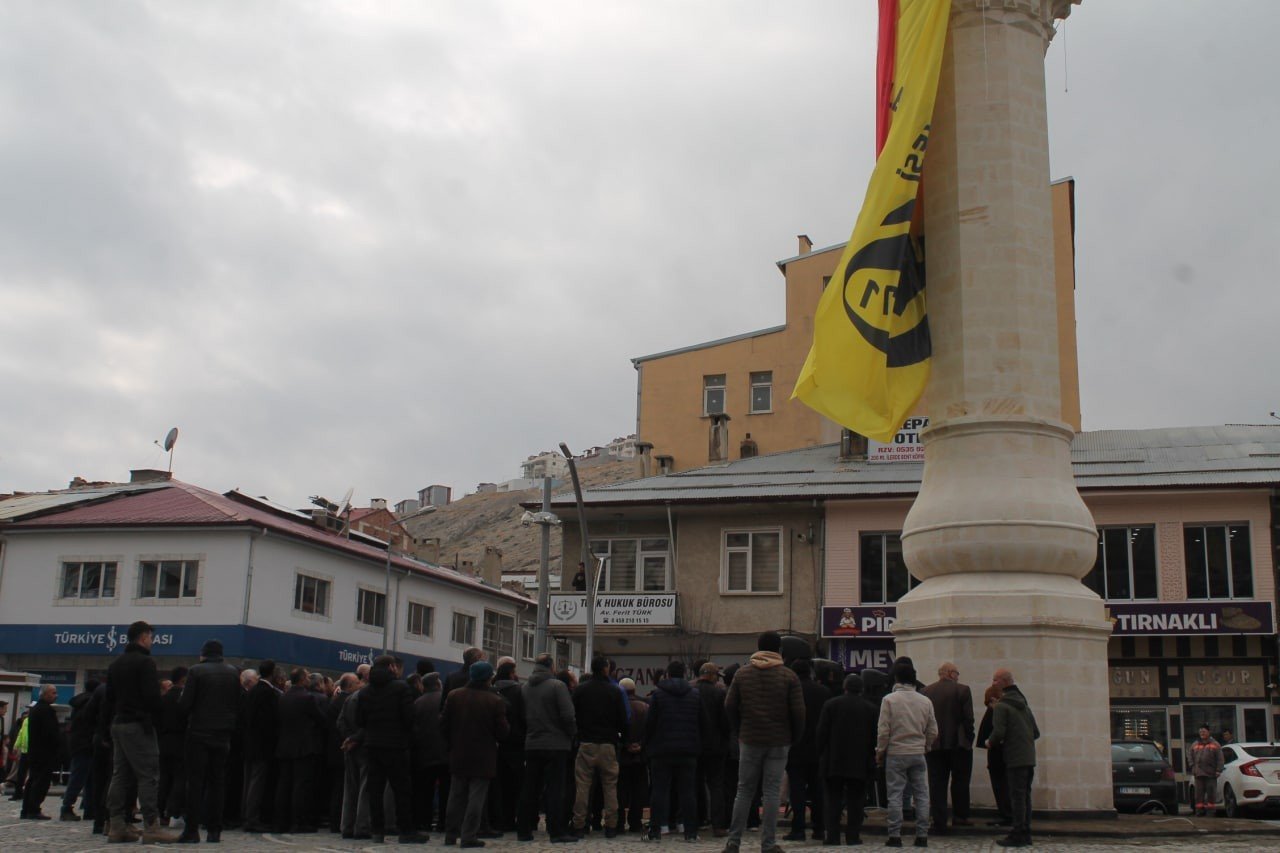 Kentin simgesi Tarihi Bayburt Saat Kulesi’nin restorasyonu tamamlanarak dualarla açılışı yapıldı