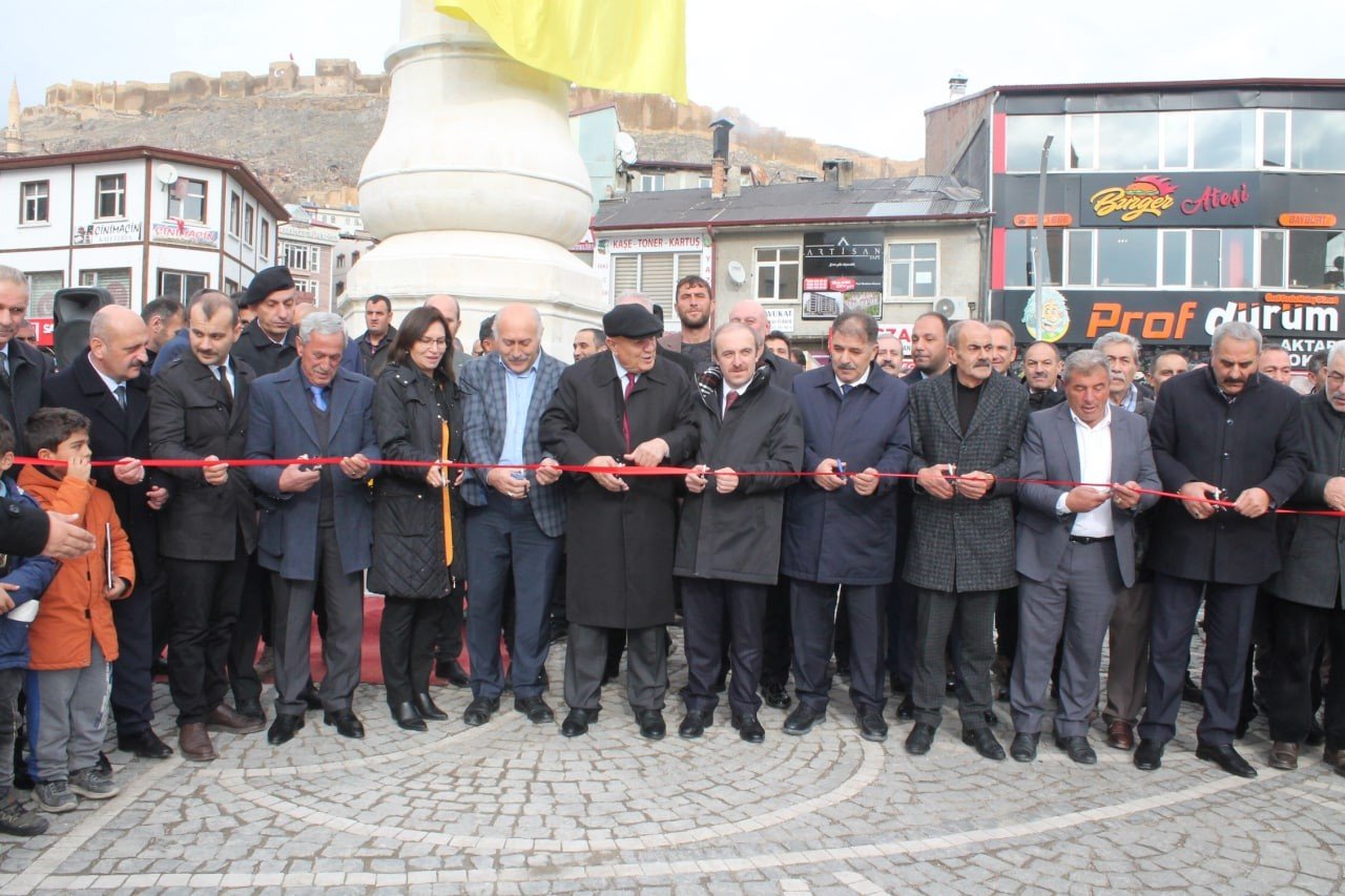 Kentin simgesi Tarihi Bayburt Saat Kulesi’nin restorasyonu tamamlanarak dualarla açılışı yapıldı