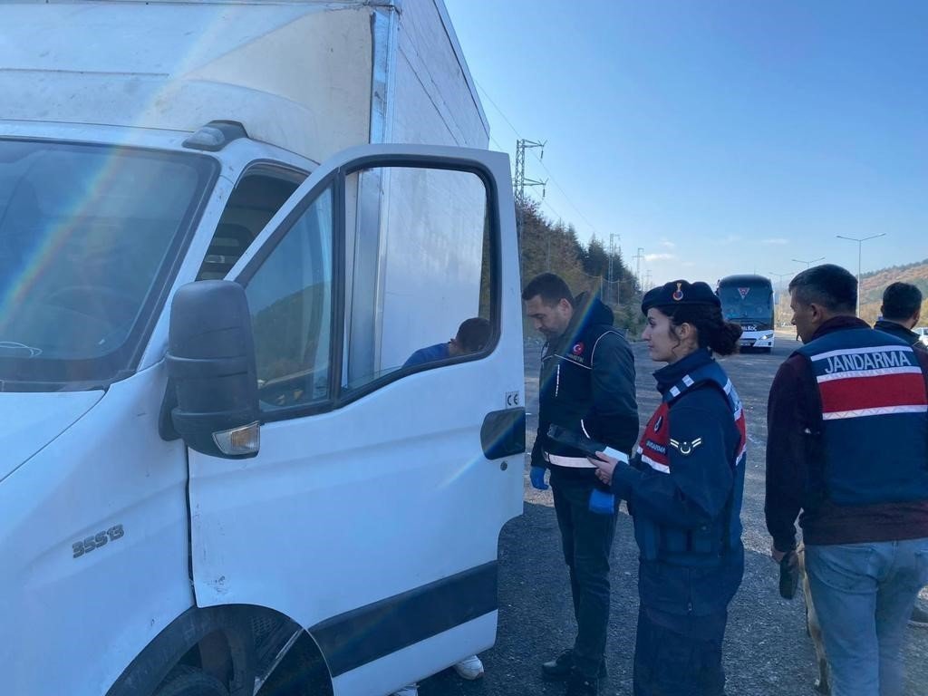 Bilecik’te 221 araçtaki 421 kişi sorgulandı
