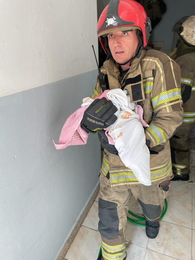 Kahraman itfaiyeci yangından kurtardığı Nehir bebekle buluştu