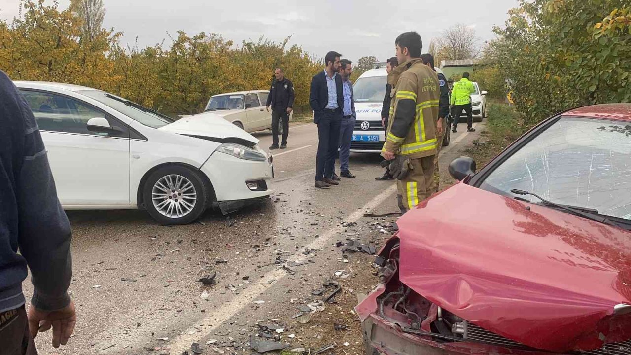 Bursa’da otomobiller kafa kafaya çarpıştı, ortalık savaş alanına döndü