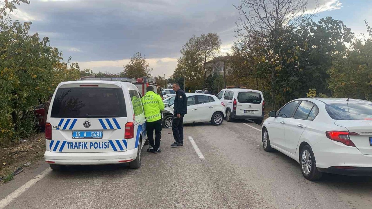 Bursa’da otomobiller kafa kafaya çarpıştı, ortalık savaş alanına döndü