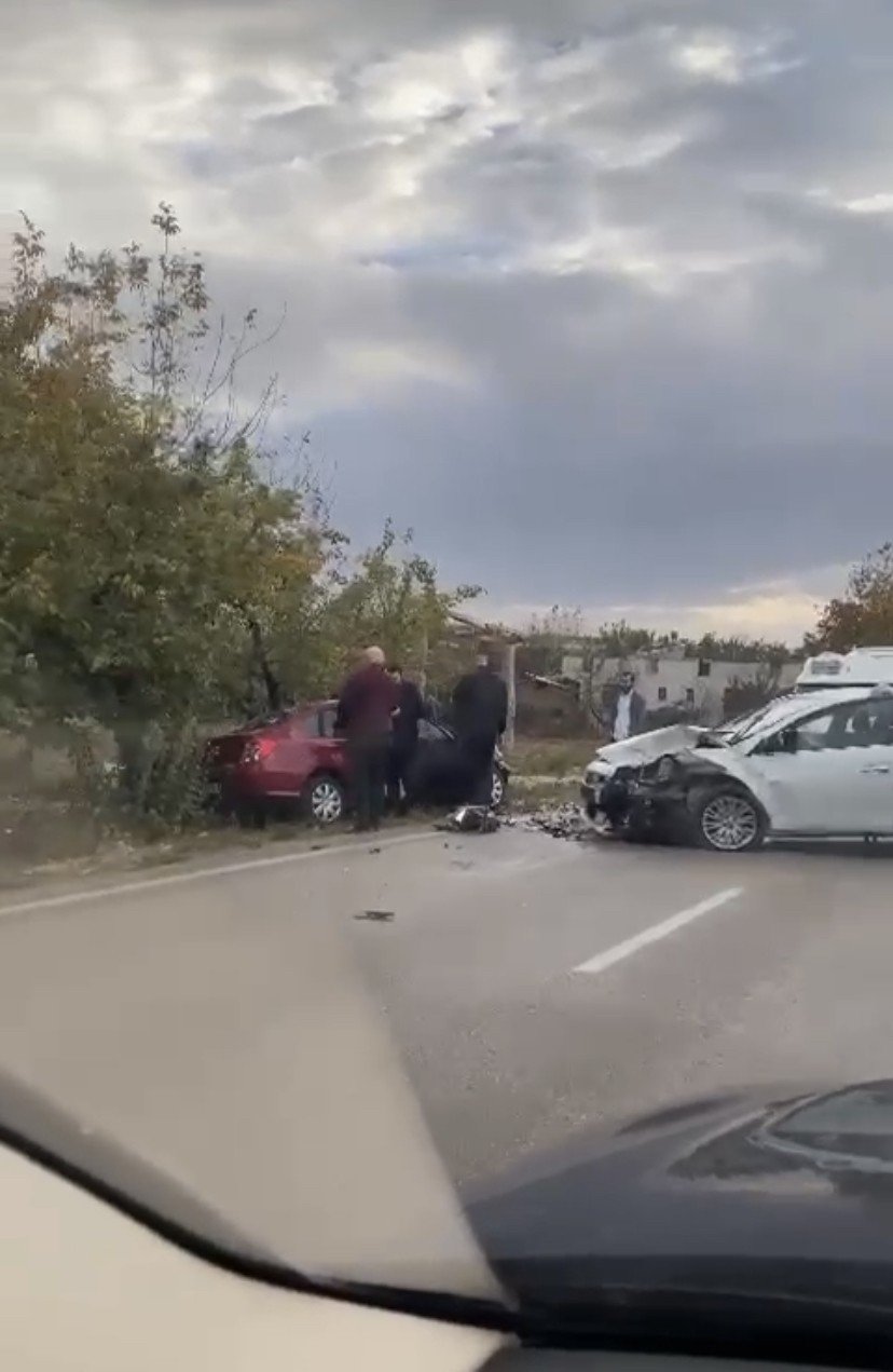 Bursa’da otomobiller kafa kafaya çarpıştı, ortalık savaş alanına döndü