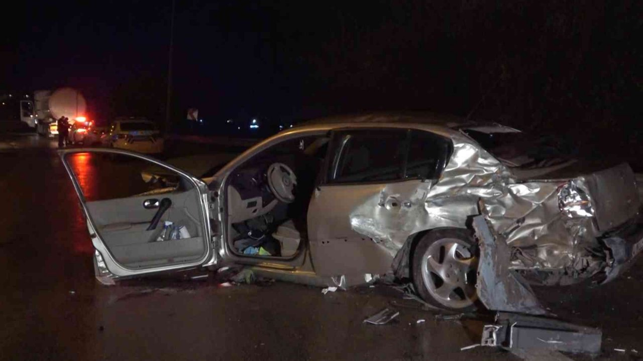 Bursa’da bariyerlere vuran otomobile arkadan gelen TIR çarptı: 1’i ağır 2 yaralı