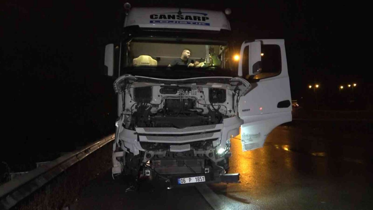 Bursa’da bariyerlere vuran otomobile arkadan gelen TIR çarptı: 1’i ağır 2 yaralı