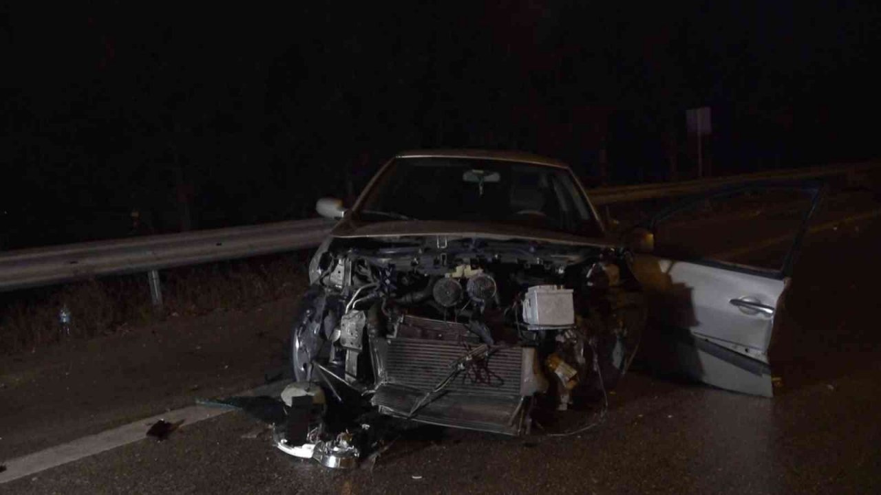 Bursa’da bariyerlere vuran otomobile arkadan gelen TIR çarptı: 1’i ağır 2 yaralı