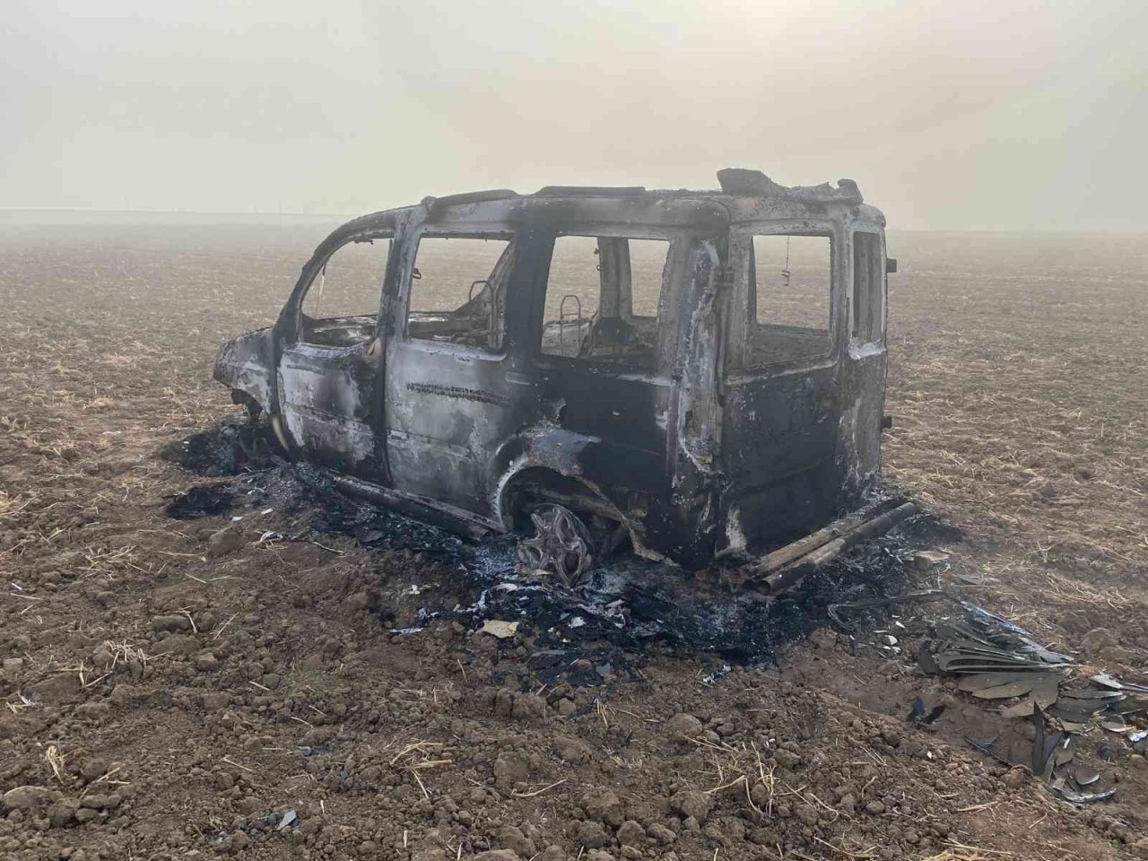 Tarlada yanan araç küle döndü
