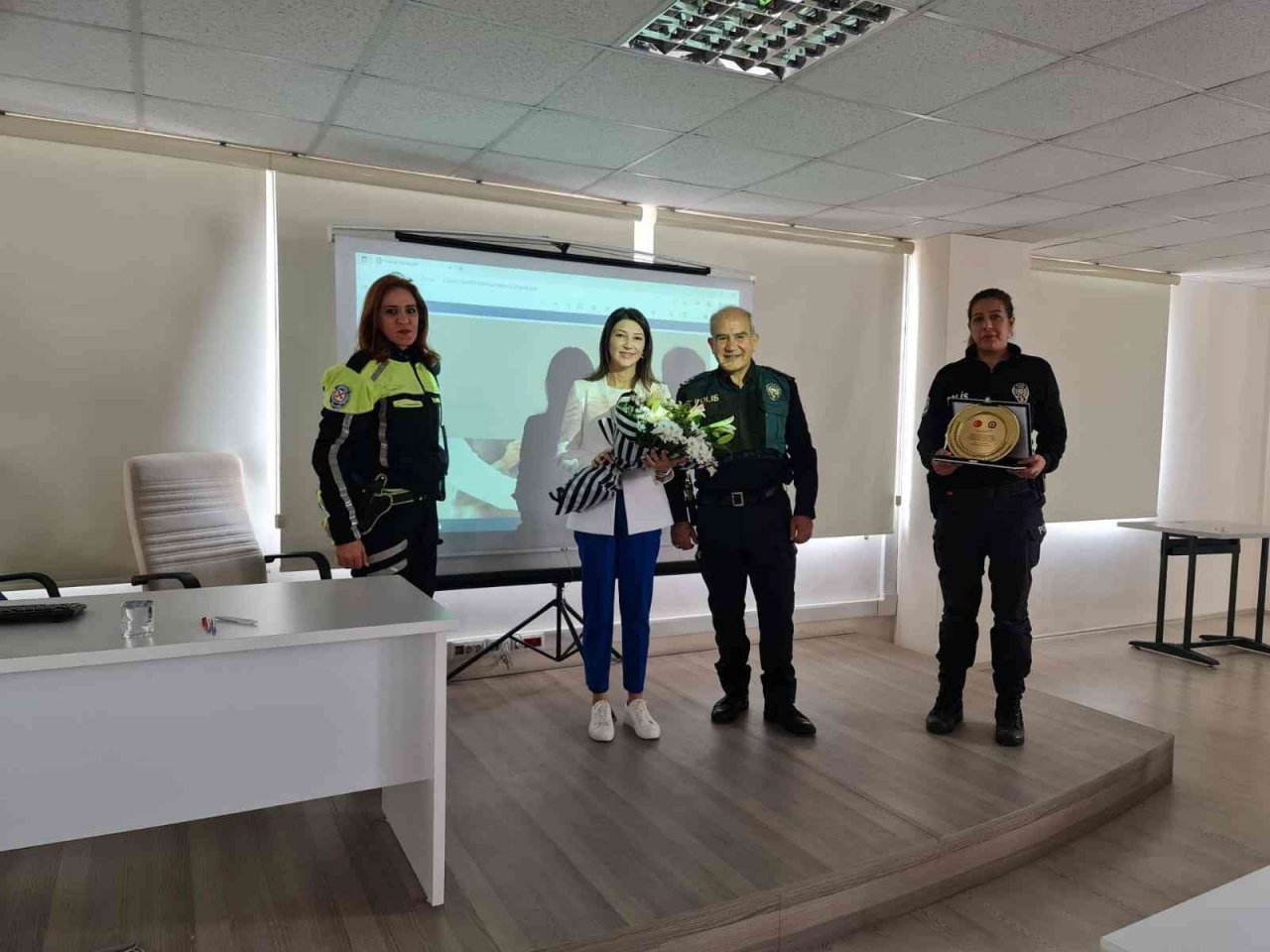 Fethiye’de polis ve bekçilere iletişim semineri verildi