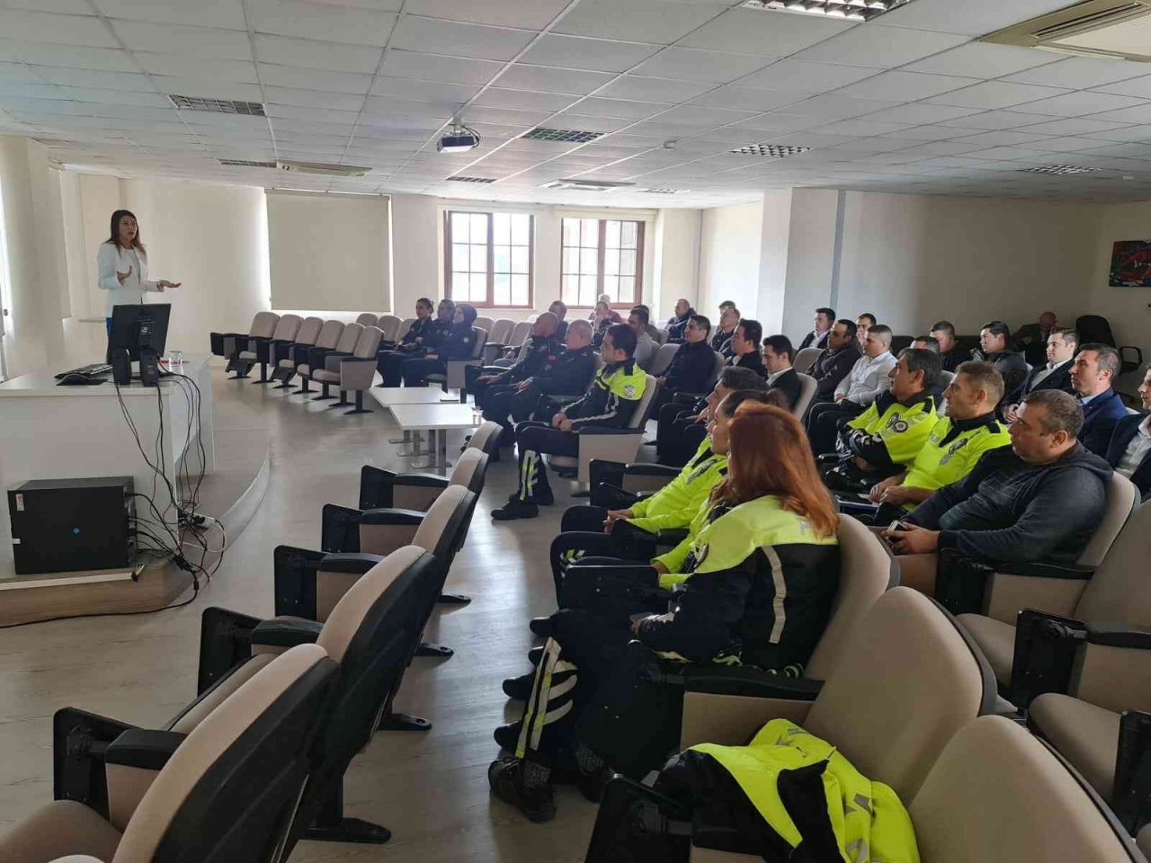 Fethiye’de polis ve bekçilere iletişim semineri verildi