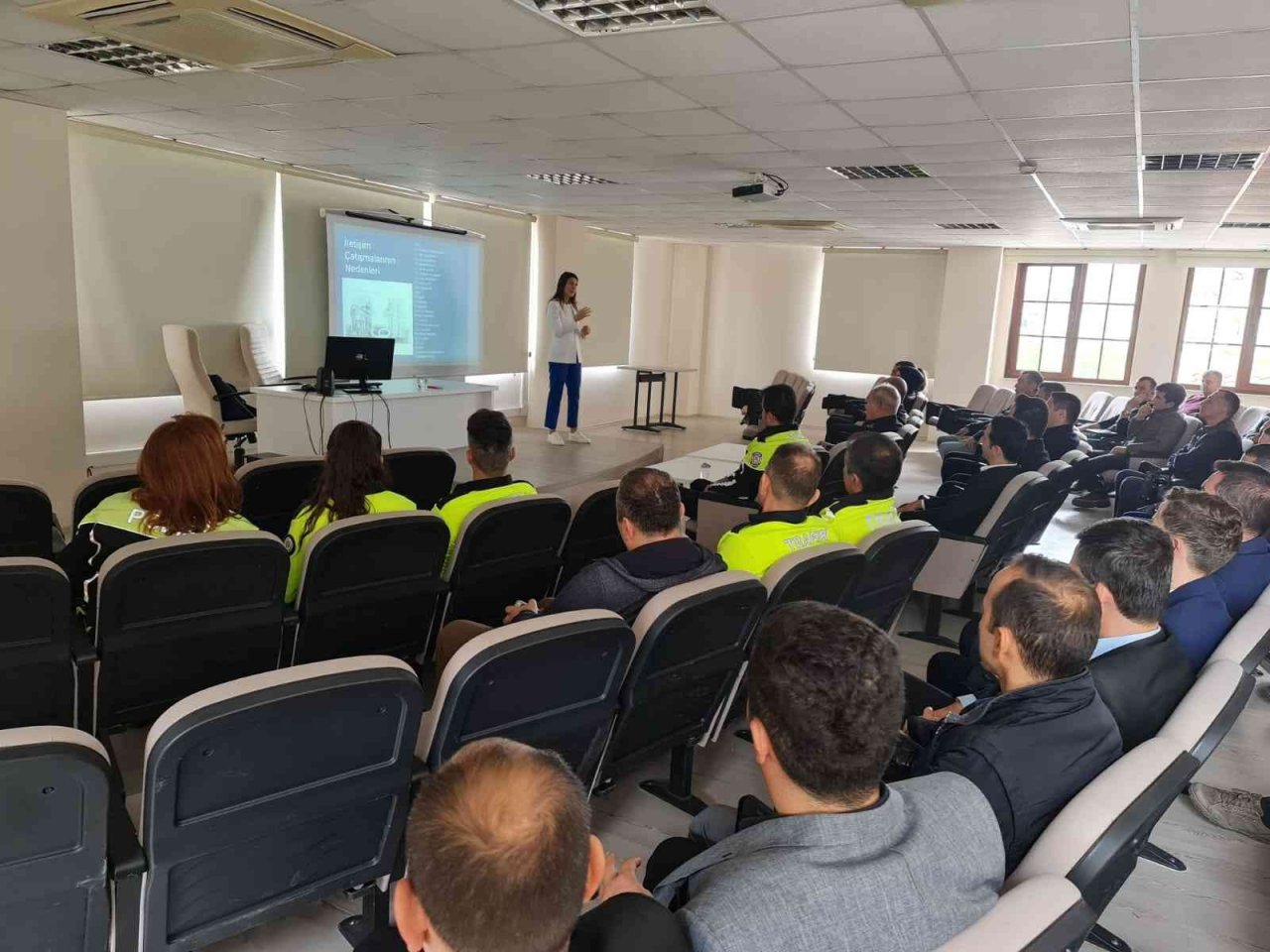 Fethiye’de polis ve bekçilere iletişim semineri verildi