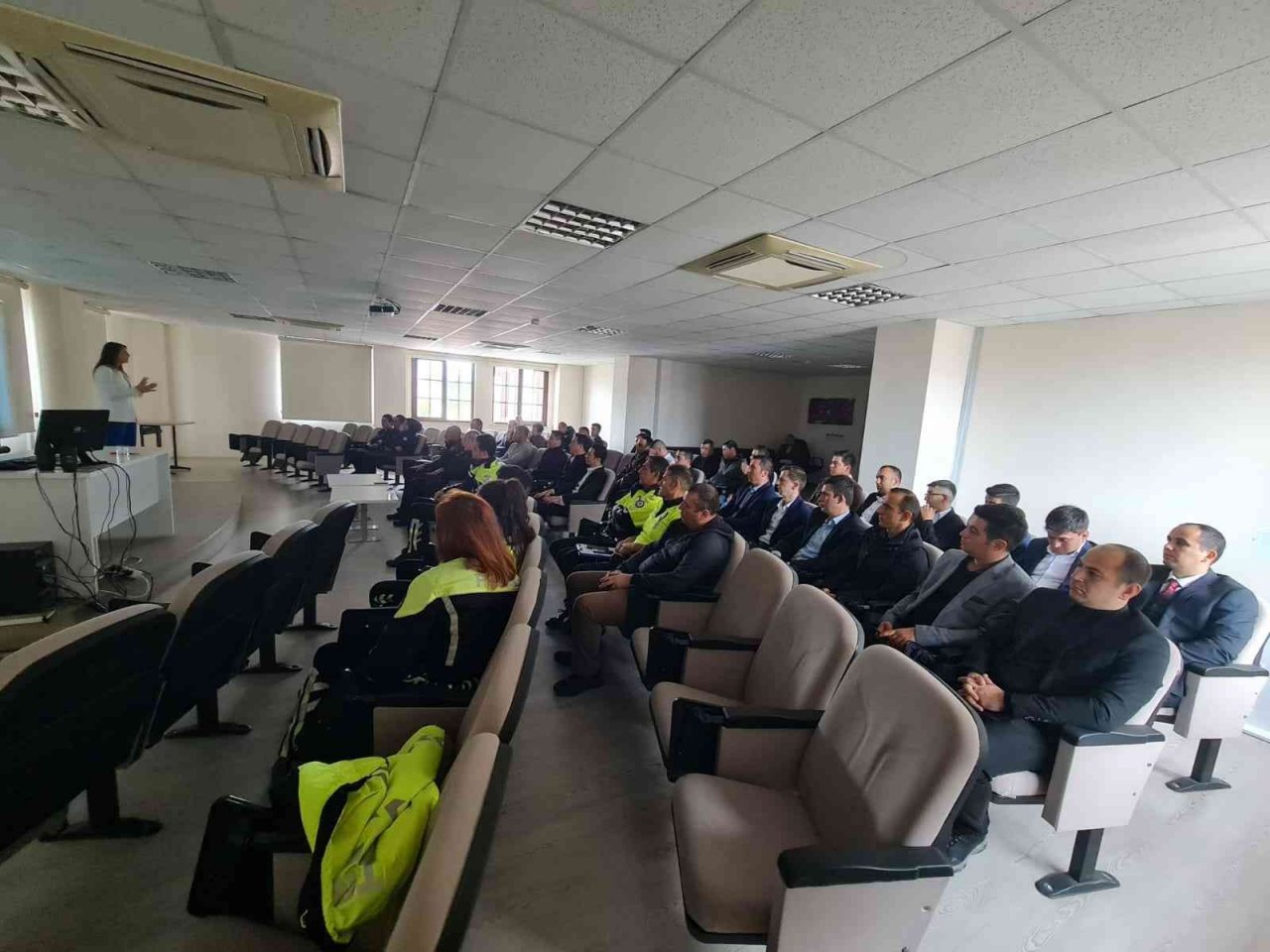 Fethiye’de polis ve bekçilere iletişim semineri verildi