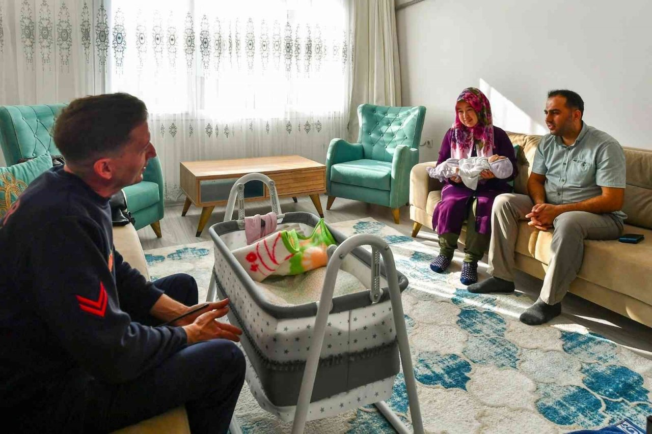 Kahraman itfaiyeci yangından kurtardığı Nehir bebekle buluştu