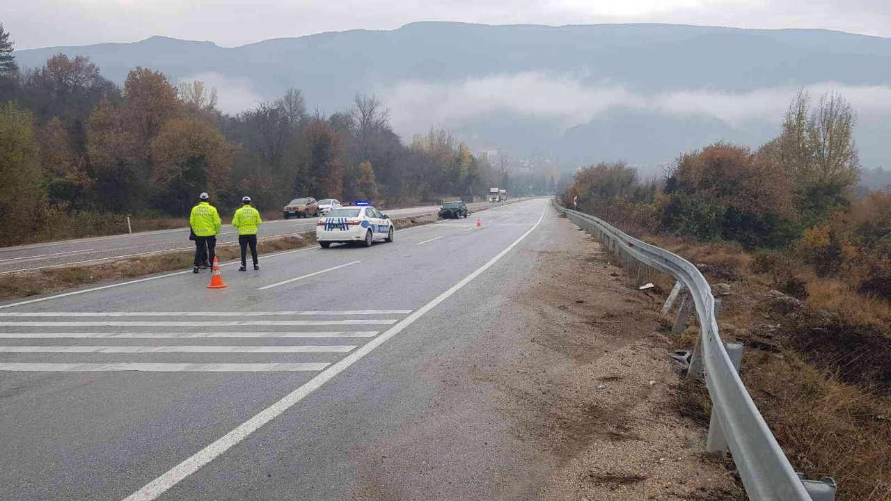 Bariyere çarpan otomobildeki yaşlı kadın hastanede hayatını kaybetti
