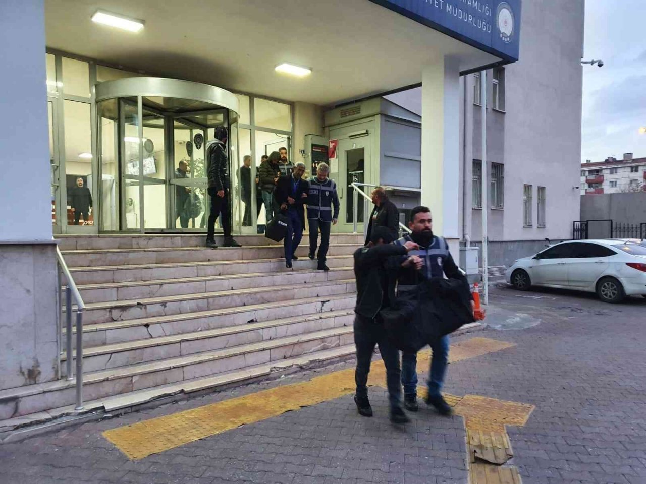 Aranan şahıslar polisten kaçamadı