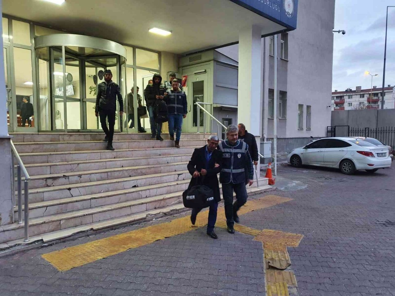 Aranan şahıslar polisten kaçamadı