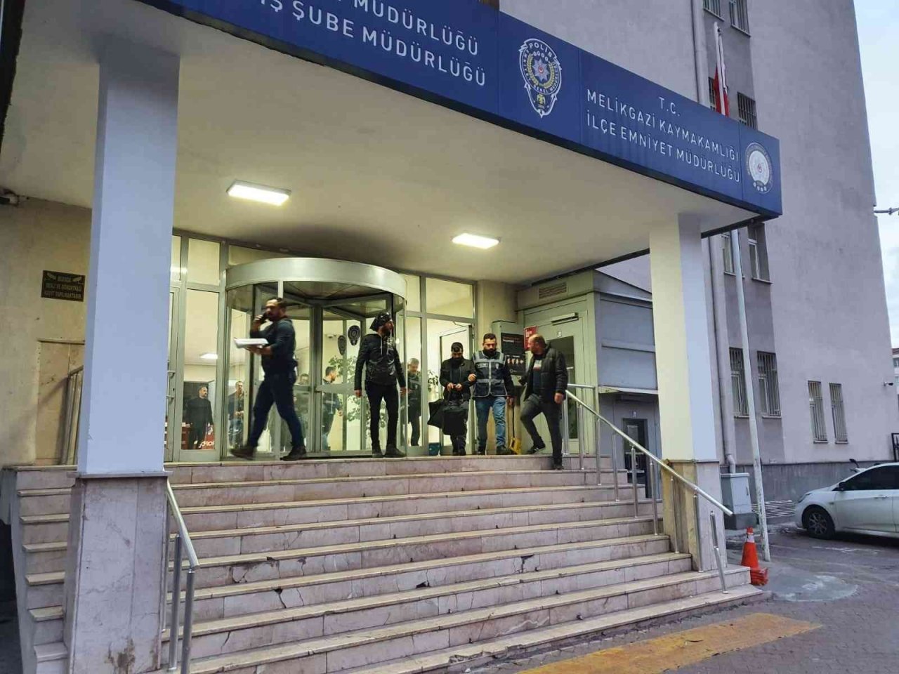 Aranan şahıslar polisten kaçamadı