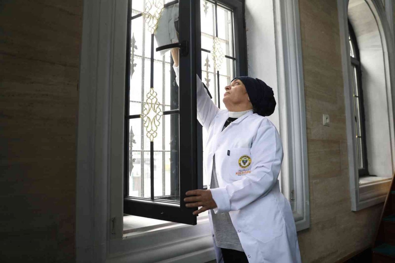 Yüreğir Belediyesi ibadethaneleri pırıl pırıl temizliyor