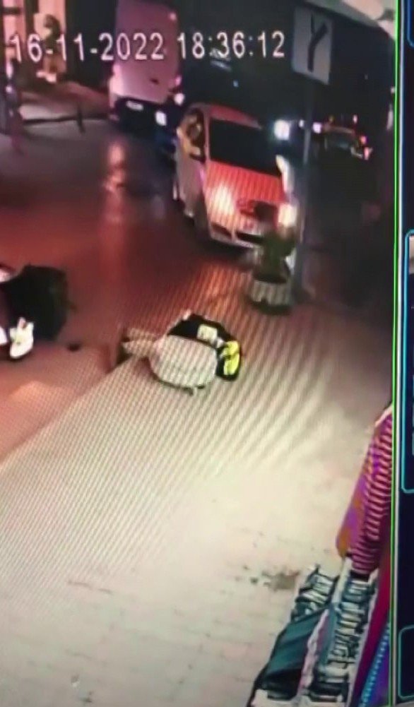 Ataşehir’de otomobilin çarpmasıyla yere düşen moto kurye kaldırımdaki taşlara çarptı