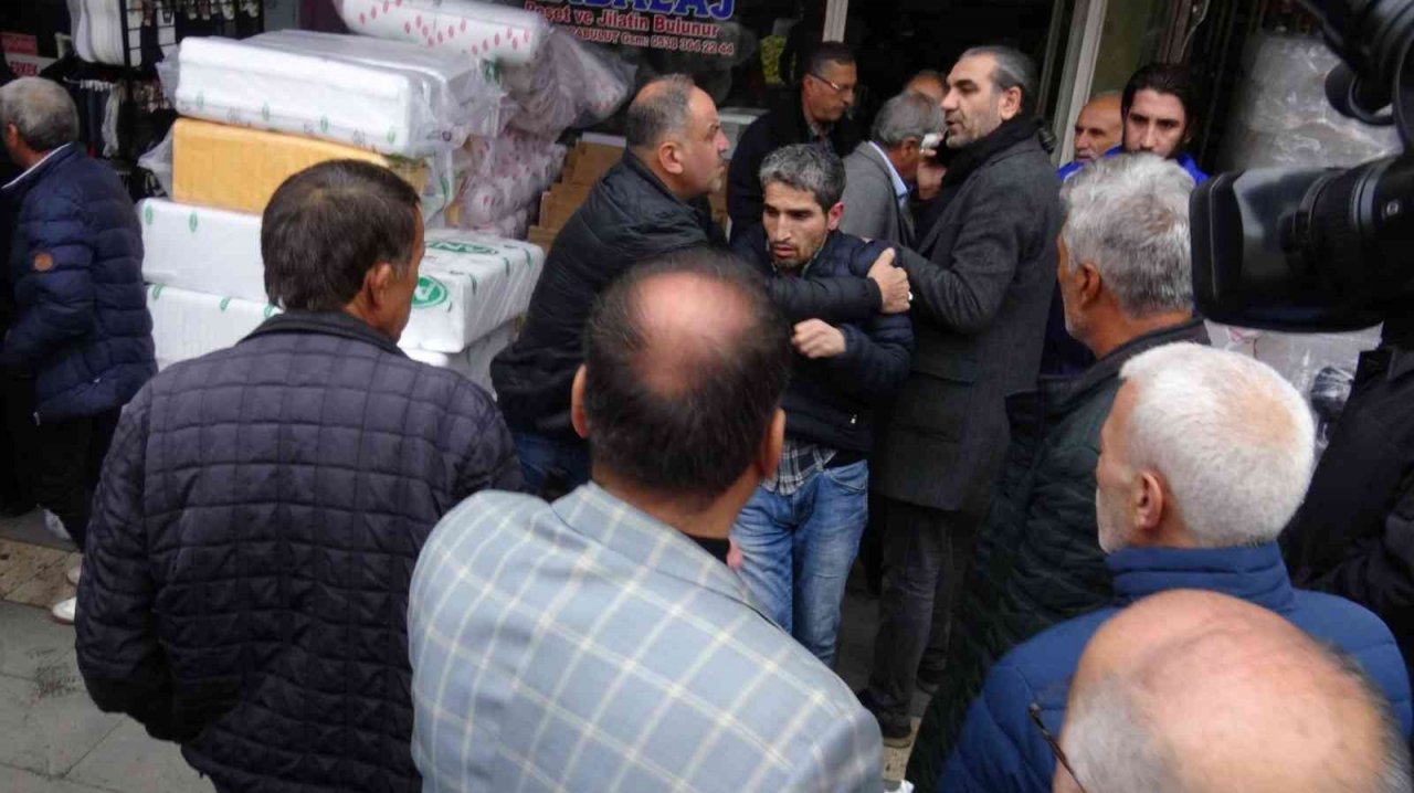 Seyyar satıcıların kavgası kanlı bitti: 1 ağır yaralı