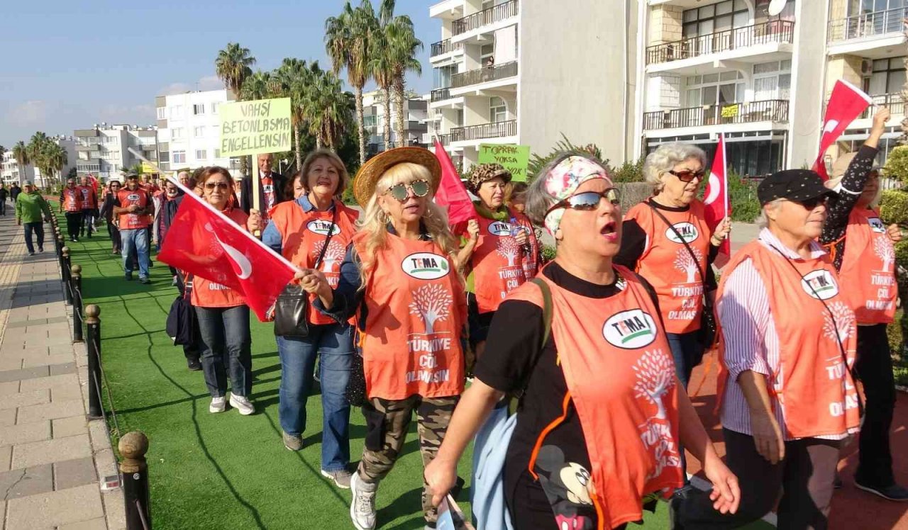 Bayraklı, sloganlı ’Toprağa Saygı’ yürüyüşü