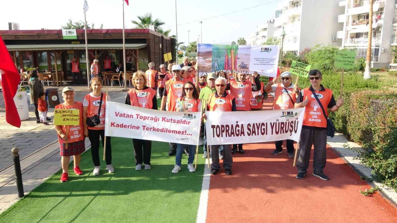 Bayraklı, sloganlı ’Toprağa Saygı’ yürüyüşü