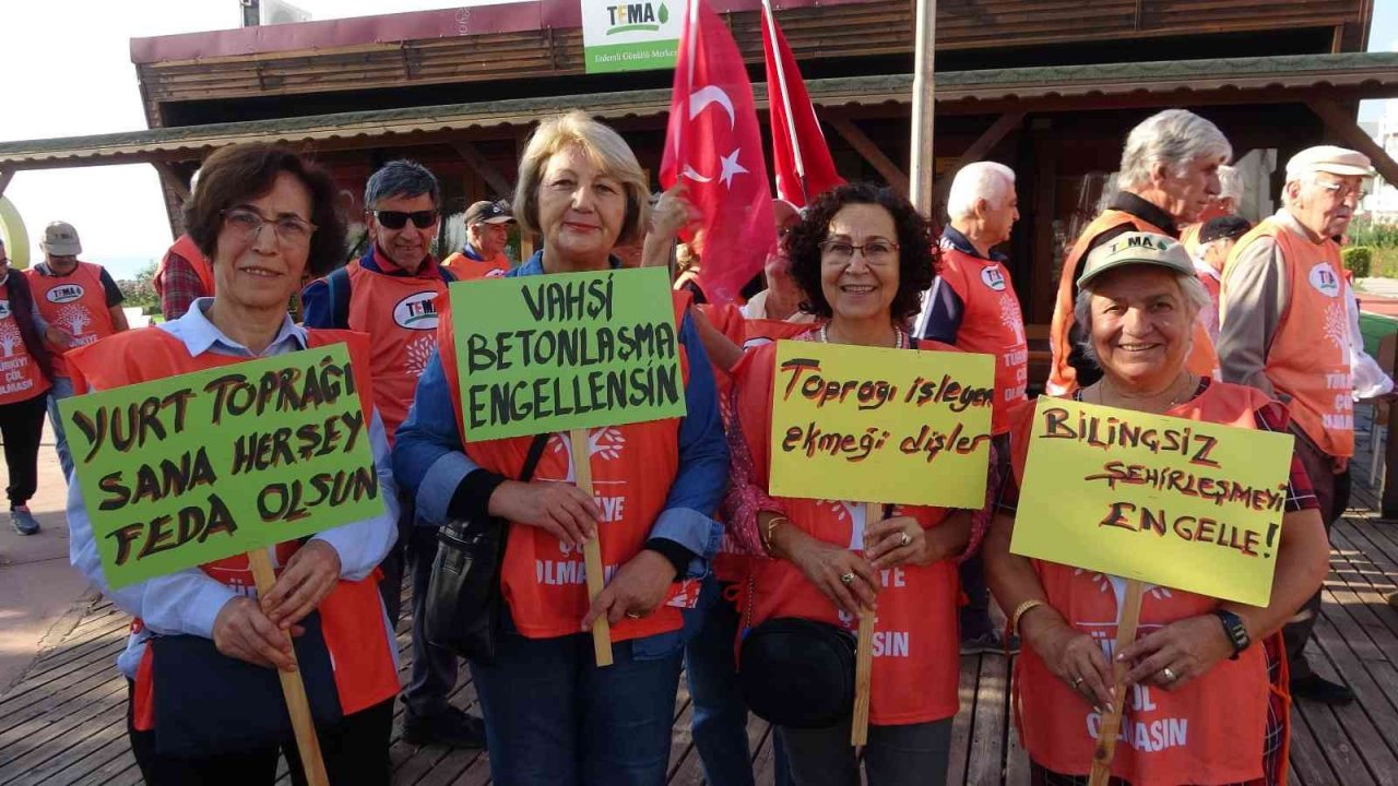 Bayraklı, sloganlı ’Toprağa Saygı’ yürüyüşü