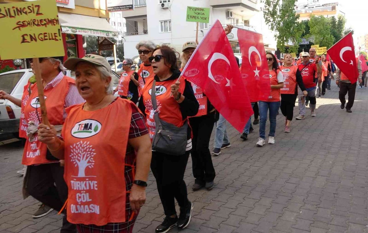 Bayraklı, sloganlı ’Toprağa Saygı’ yürüyüşü