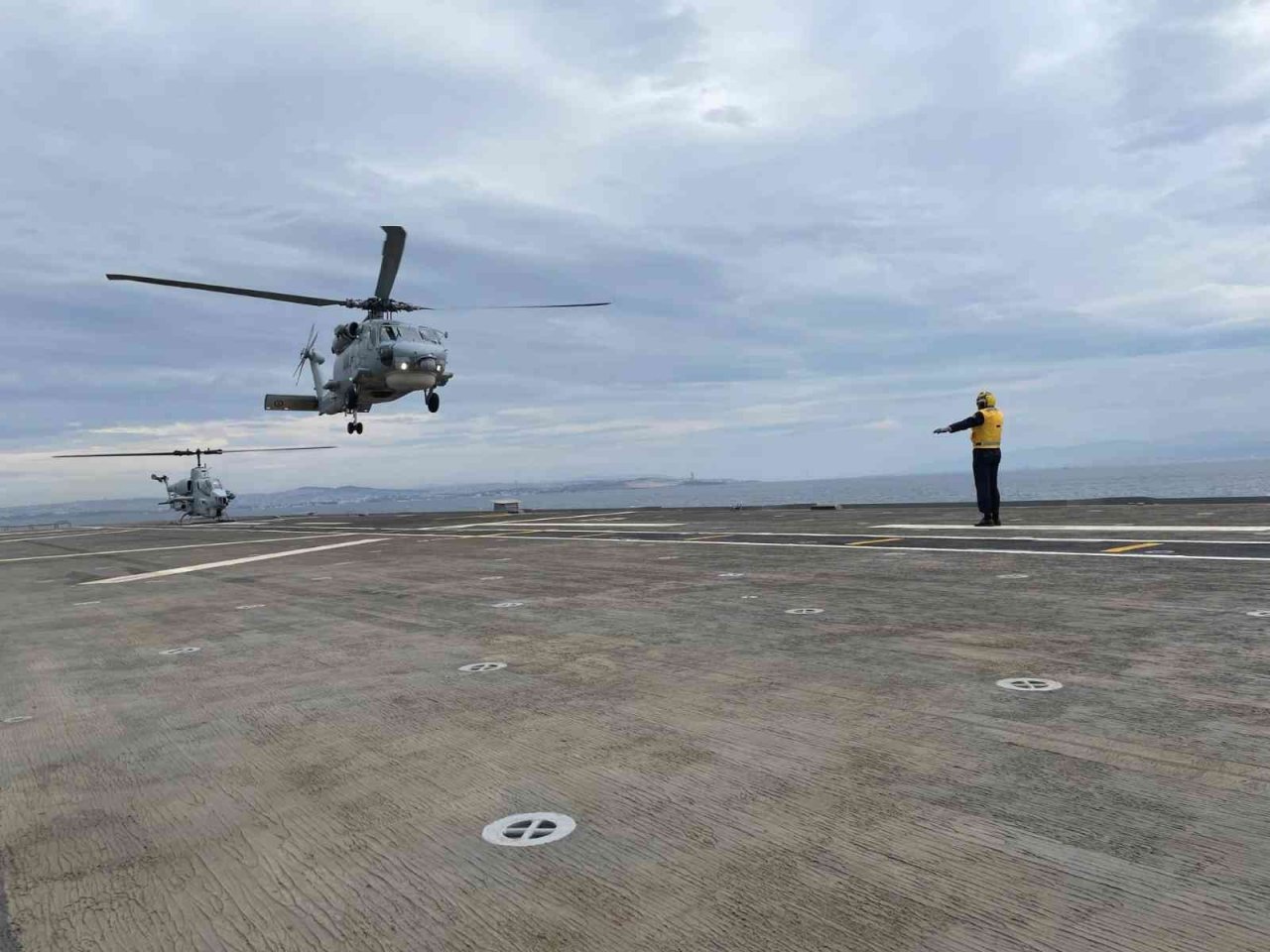 Çok maksatlı amfibi gemisi Lhdanadolu’ya ilk iniş gerçekleştirildi
